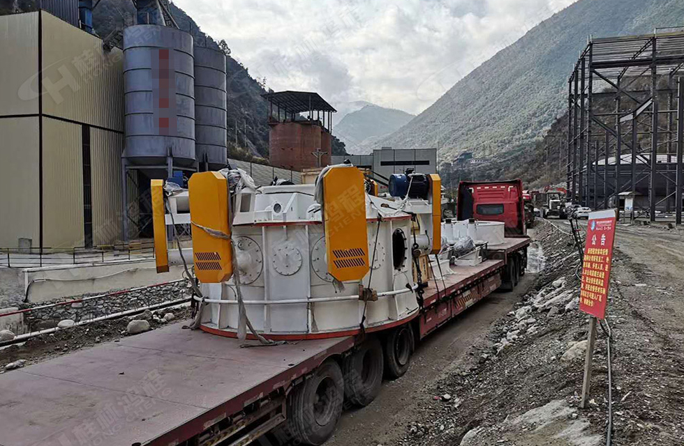 桂林鴻程董事長容棟國、總經理林總親臨磨機安裝現場指導工作