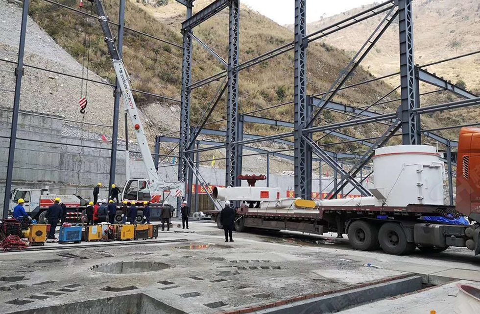 桂林鴻程董事長容棟國、總經理林總親臨磨機安裝現場指導工作